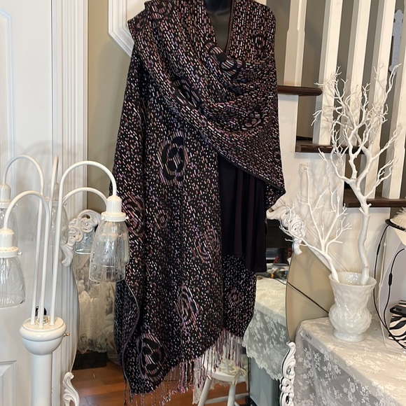 Stunningly Soft Cape Wrap Poncho The Flowers are Embedded with Woven Colours - Picture 12 of 12